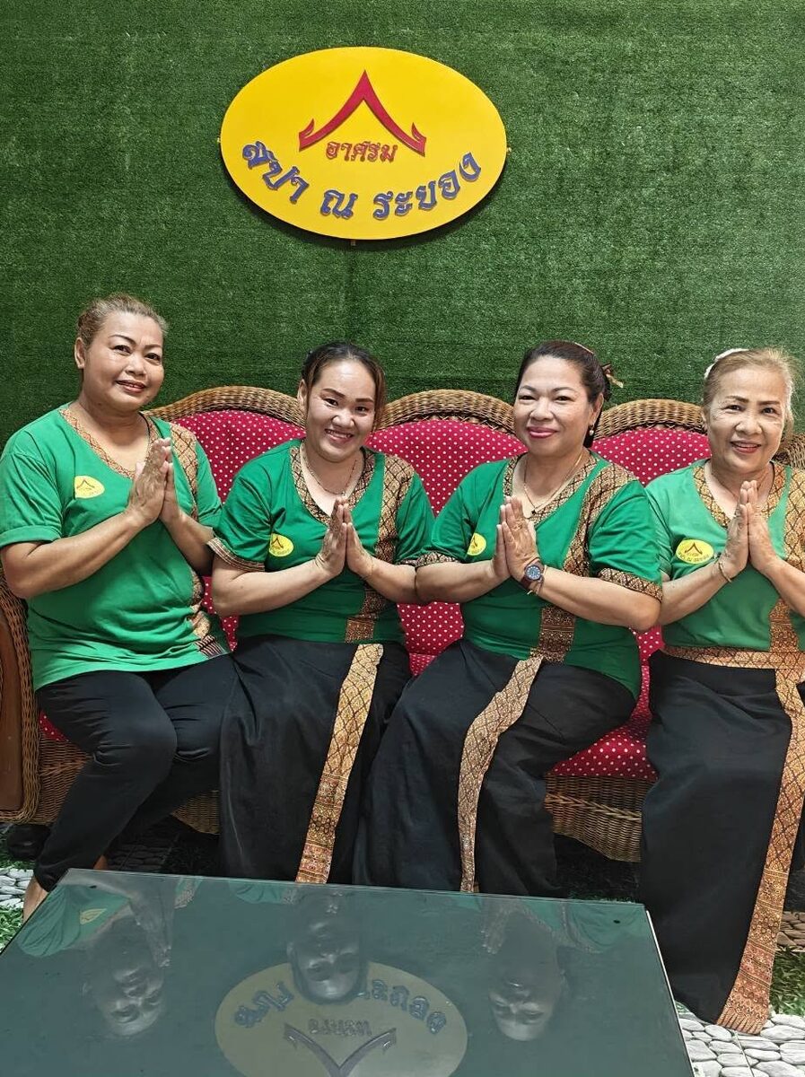 ทีมหมอนวด อาศรม สปา ณ ระยอง